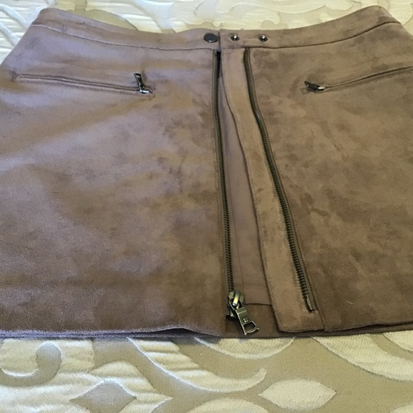 BCBG MAXAZRIA skirt, size small, leather like material, light brown - Picture 6 of 12